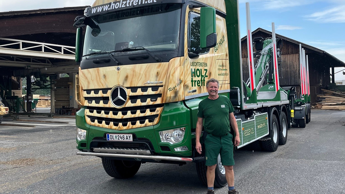 Fahrer Theußl vor seinem neuen Arbeitsgerät für Liechtenstein Holztreff.